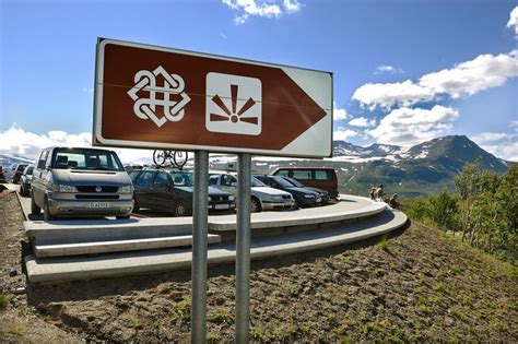 Tematinė nuotrauka: Norvegijos kelio ženklas ir griežtas policininkas
