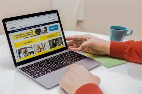 Teminė nuotrauka, atspindinti klientų aptarnavimą „Regitroje“ arba elektronines paslaugas, iliustruojanti pokyčius.