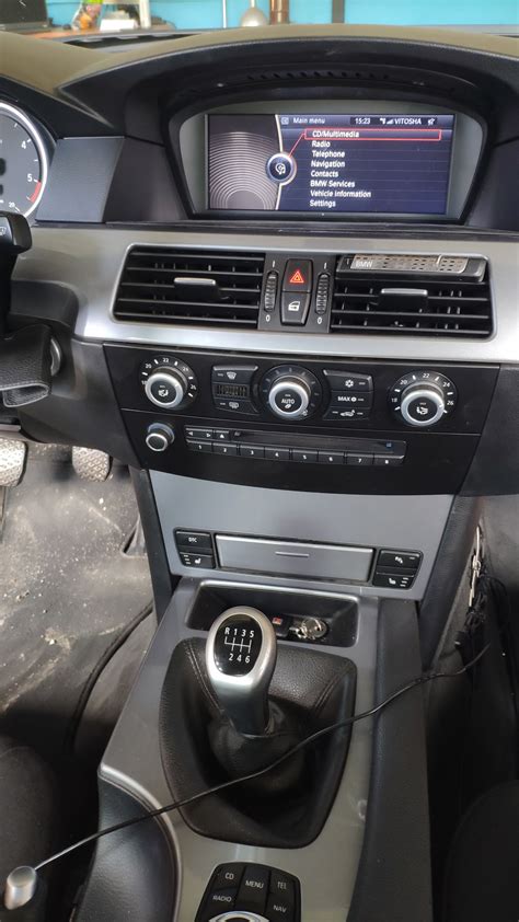 Komponentų, įeinančių į BMW E60 CIC atnaujinimo komplektą, pavyzdys
