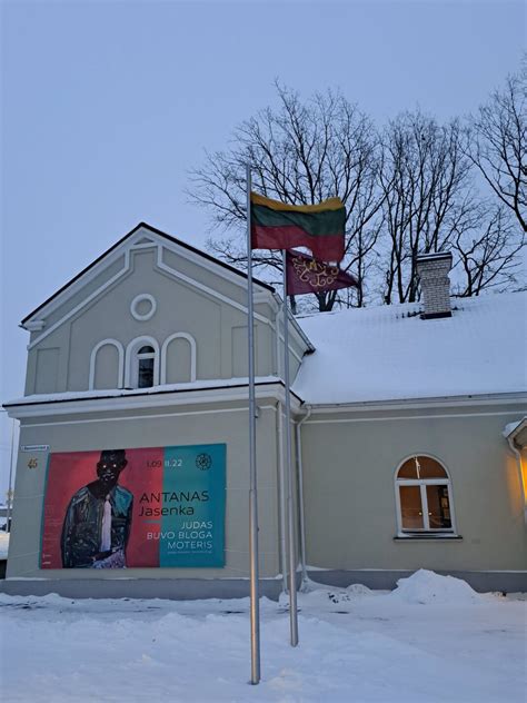 Tėvo ir dukters, išgyvenusių avariją, palaikymo nuotrauka