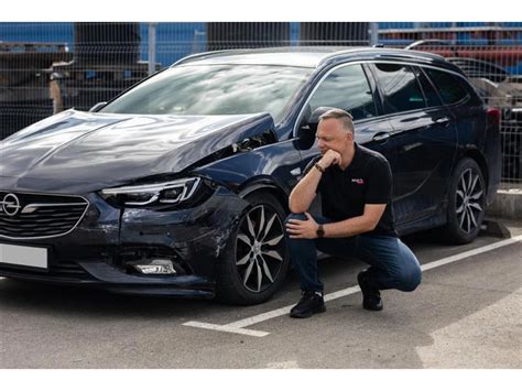 Teminė nuotrauka, vaizduojanti taršą gamtoje dėl netinkamai utilizuotų automobilio dalių arba tvarkingai surūšiuotas perdirbimui skirtas atliekas.