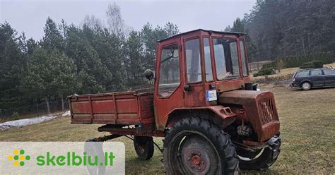 T-16 traktorius su priekine krovinių platforma, iliustracija