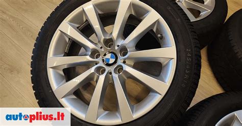 BMW F10 su elegantiškais lengvojo lydinio ratlankiais, stovintis mieste