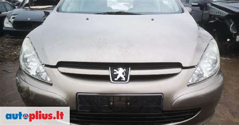 Automobilis Peugeot 307, pagamintas 2000-2005 metais, su aiškiai matoma priekine emblema