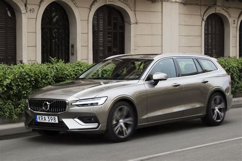 Volvo V60 bagažinė su pirkinių krepšio prilaikymo sistema