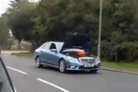 Mercedes-Benz W211 modelio automobilis su atidarytu variklio gaubtu, prie kurio prijungta diagnostinė įranga