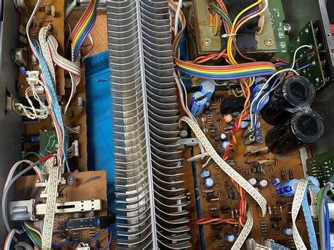 Meistras, atliekantis elektronikos komponentų remontą Mercedes-Benz automobilio valdymo bloke