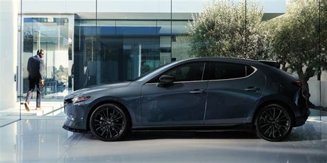 Mazda 3 III Hatchback (BM) išorės nuotrauka su pabrėžiamomis dinamiškomis linijomis