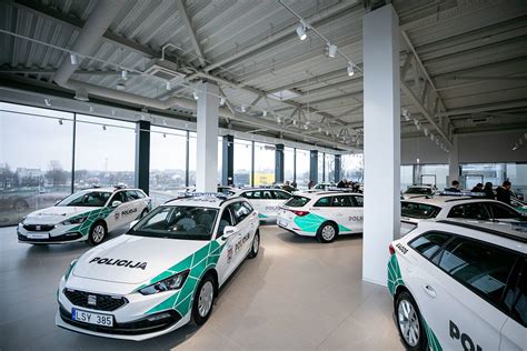 Nuotrauka: įmonės automobiliai, išdėstyti rikiuotėje, simbolizuojantys autoparką