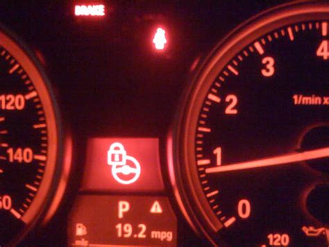 Nuotrauka su įspėjamąja vairo stiprintuvo lempute prietaisų skydelyje