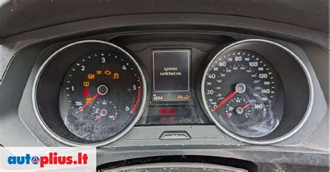 Volkswagen Tiguan salono nuotrauka su prietaisų skydeliu ir įspėjimo signalais