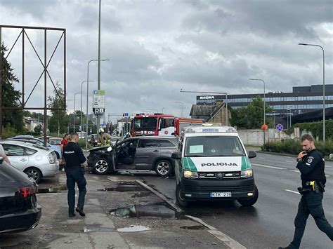 Avarijos vieta, susidūrusios transporto priemonės, gelbėjimo tarnybos