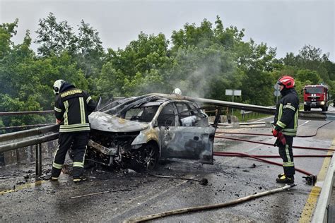 sudegęs automobilis ant tilto, ugniagesiai įvykio vietoje