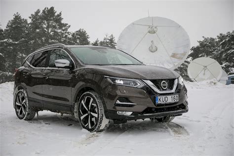Atnaujintas Nissan Qashqai priekis su LED žibintais ir naujo dizaino grotelėmis