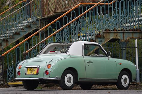 Nissan Figaro retro stiliaus kabrioletas