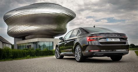 Naujos kartos Skoda Superb eksterjeras ir interjeras