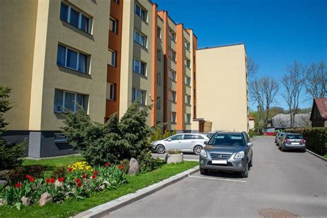 vizualizacija: schematiškai pavaizduotas daugiabučio kiemas su bendromis ir savavališkai užgrobtomis parkavimo vietomis