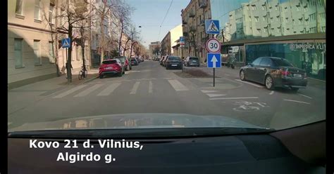 Schema: du automobiliai važiuoja priešingomis kryptimis