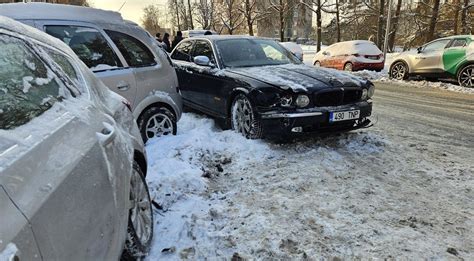 Masinės avarijos ant apledėjusio viaduko