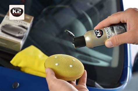 Teminė nuotrauka: profesionalas atliekantis automobilio kėbulo dengimą nano danga