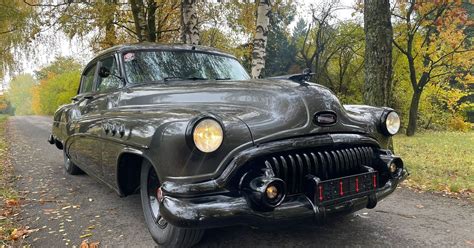 Tematinė nuotrauka, vaizduojanti klasikinį automobilį restauracijos procese