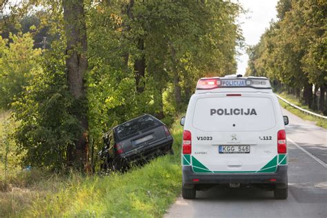 Eismo įvykio situacijos vaizdas su sugadintomis transporto priemonėmis ir policijos pareigūnais