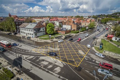 Geltonomis linijomis pažymėta sankryža (infografika)