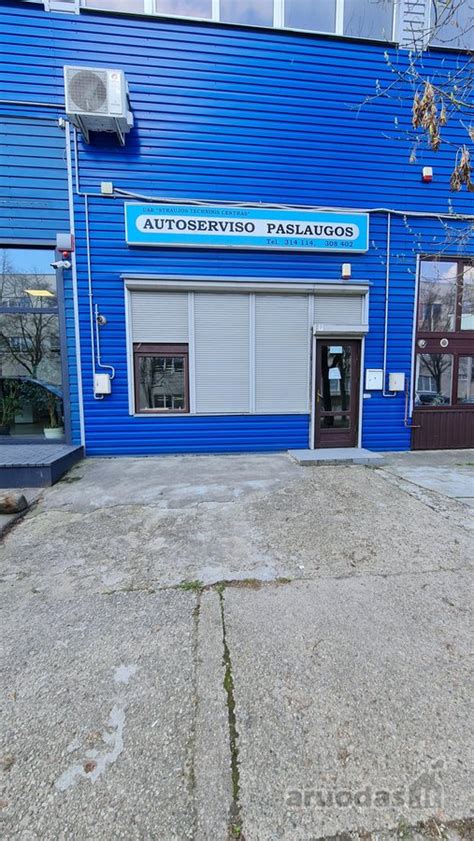 Nuotrauka: modernus autoservisas su įranga ir dirbančiais meistrais