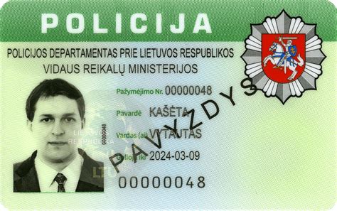 Teminis paveikslėlis: vairuotojas, tikrinamas policijos pareigūno, kuris naudoja planšetinį kompiuterį duomenims patikrinti, be poreikio vairuotojui pateikti fizinius dokumentus