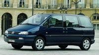 Tematinė Peugeot 806 išorės nuotrauka, pabrėžianti automobilio dydį ir miniveno savybes