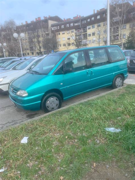 Peugeot 806 interjero nuotrauka su transformuojamu sėdynių išdėstymu