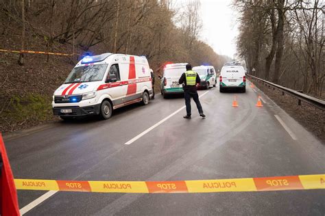 Automobilio avarijos Švenčionių rajone vieta su policijos ir gelbėtojų automobiliais