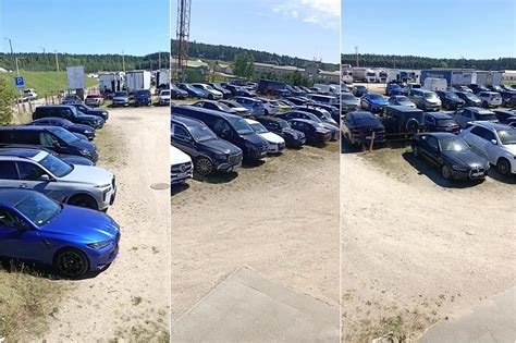 Automobiliai autokino aikštelėje žiūrintys filmą