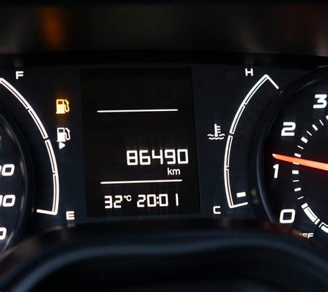 Teminė nuotrauka su automobilio prietaisų skydeliu ir odometro rodmenimis