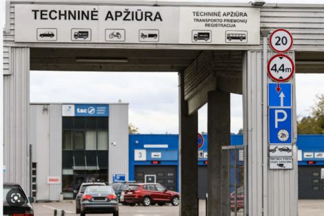 Automobilio apžiūra techninės apžiūros stotyje, darbuotojas patikrina transporto priemonę