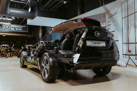 Perpus perpjautas Nissan Leaf demonstruojantis vidinius komponentus ir bateriją