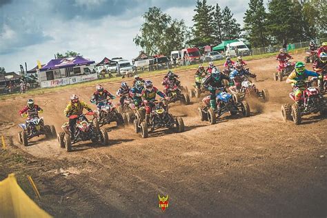 Motokroso lenktynių startas su daugybe dalyvių