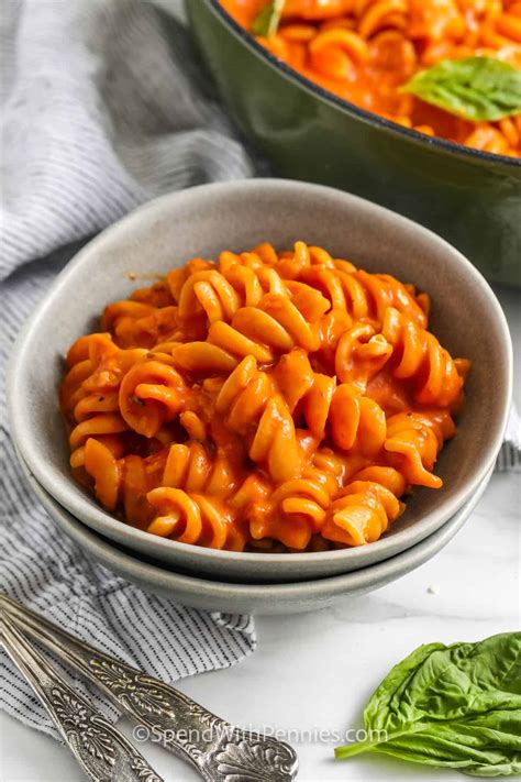 Iliustracija su bėgikais, besimėgaujančiais makaronais „Pasta Party“ renginyje