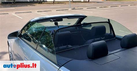 Kabrioletas su pakeliamu/nuleidžiamu stogu, iliustruojantis mechanizmo veikimą