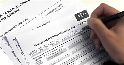 Asmuo parduoda automobilį ir tvarko draudimo dokumentus