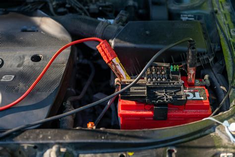Automobilio elektrikas tikrina laidus