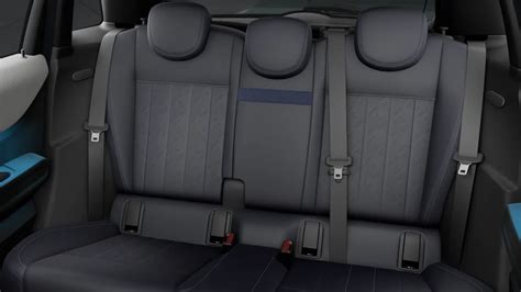 Nissan Note interjeras su reguliuojamomis galinėmis sėdynėmis ir bagažinės organizatoriumi