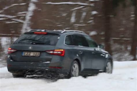 Teminė nuotrauka: automobilis važiuoja slidžiu žiemos keliu