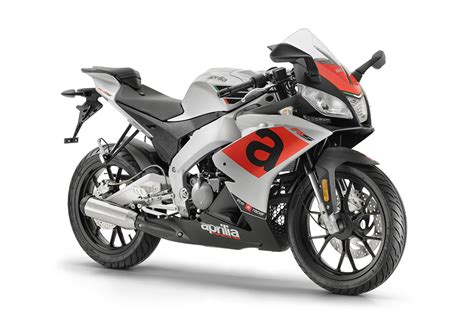 Aprilia RS 50cc motociklas su pavaizduotomis variklio detalėmis