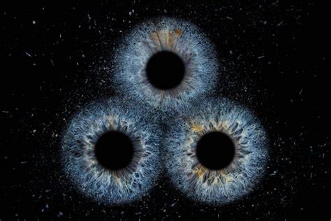 Laboratorinė nuotrauka, vaizduojanti mikroskopo naudojimą tiriant ląsteles ar daleles.