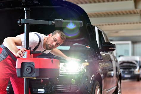 Nuotrauka: specialistas reguliuoja automobilio žibintus servise