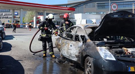 Automobilis su tuščiu baku degalinėje