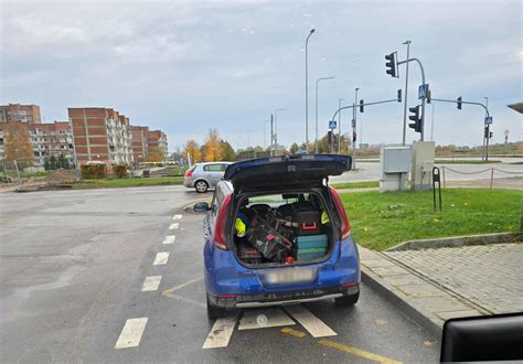 Automobilis, sustojęs kelkraštyje