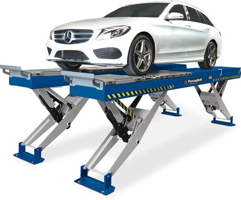 Automobilių serviso interjeras, įrankiai ir keltuvai