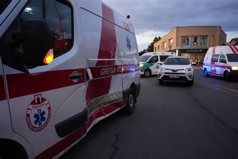 Medicininės pagalbos scena avarijos vietoje
